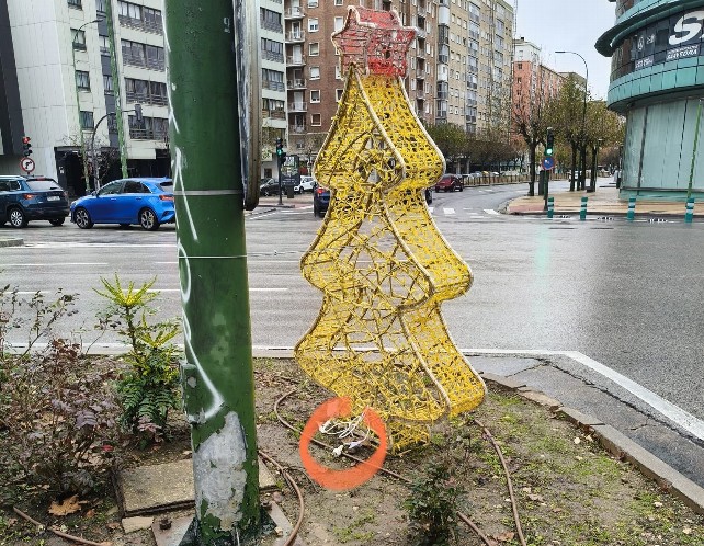 Decoración navideña desconectada y en zona húmeda en pleno centro de Burgos